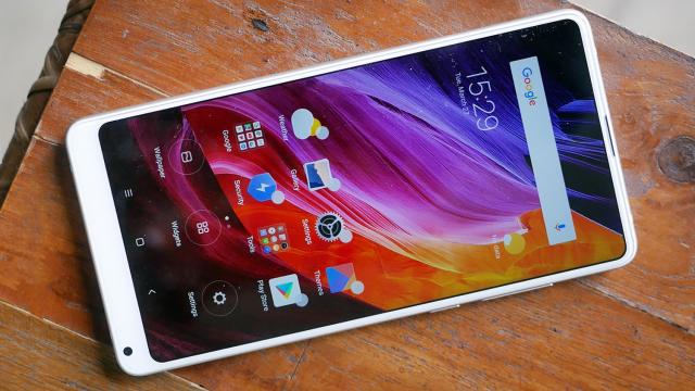 <b>Mini Turul Magazinelor #20 (Turul PC Garage): telefoane high-end/flagship la super preţuri: hituri LG, Xiaomi, Xperia</b>ASUS ZenFone 5z a apucat să ţină cu dinţii de titlul său de "cel mai ieftin telefon cu Snapdragon 845" doar o lună, pentru că de azi avem un nou pretendent. Este Xiaomi Mi MIX 2S, cel puţin în oferta celor de la PCGarage.ro. Şi cum au oferte mai bune..