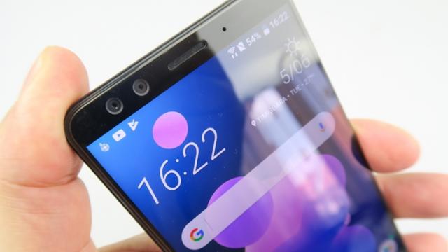<b>HTC U12+ primeşte o actualizare care îi îmbunătăţeşte butoanele virtuale şi Edge Sense</b>Taiwanezii de la HTC au început distribuirea unui nou update pentru flagship-ul U12+ în aceste zile, actualizare menită să îmbunătățească butoanele capacitive de control, cât și tehnologia Edge Sense. Suntem informați că pachetul software