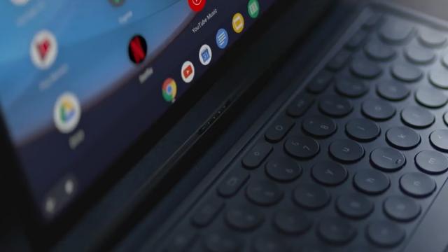 <b>Google Pixel Slate este o nouă tableta cu Chrome OS, multitasking avansat prin tastatura şi stylus</b>Pe lângă telefoanele Pixel 3 şi Pixel 3 XL, Google a mai prezentat astăzi şi o tabletă, modelul Google Pixel Slate. Terminalul se doreşte un răspuns pentru tableta Surface Pro şi este axat pe productivitate. Se împacă bine cu un stylus şi cu o tastatură..