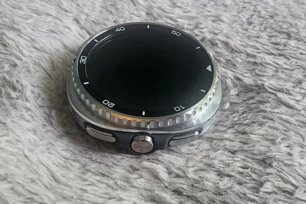 Galaxy Watch 8 Classic apare înainte de lansare în imagini reale; vine cu design „squircle” și 64 GB stocare