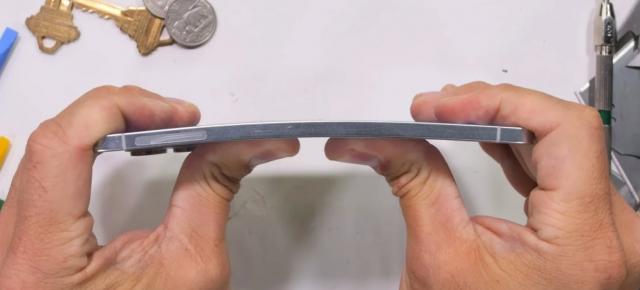 Samsung Galaxy S25 Edge supus testului de foc! Se îndoaie sau nu telefonul de 5.8 mm grosime