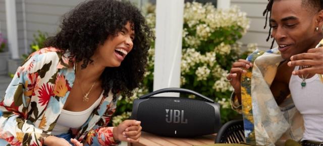 RESIGILATUL ZILEI #65: JBL Boombox 3 Wi-Fi – sunet serios, oriunde te prinde seara; Gata de drum, distracție și muzică fără pauză