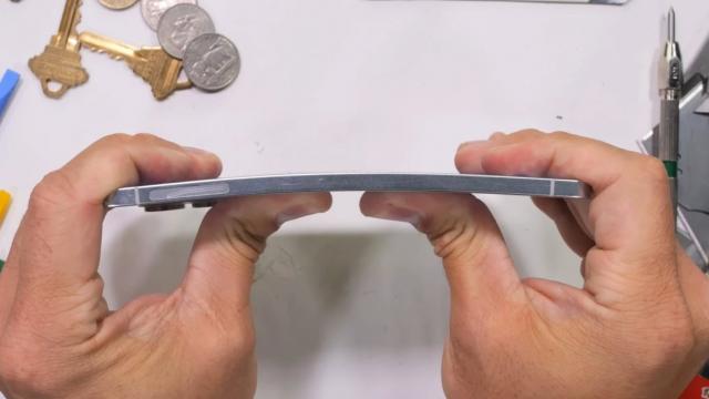 <b>Samsung Galaxy S25 Edge supus testului de foc! Se îndoaie sau nu telefonul de 5.8 mm grosime</b>Galaxy S25 Edge, cel mai subțire telefon de la Samsung (doar 5,8 mm grosime), a ajuns pe masa de tortură a lui Zack de la canalul JerryRigEverything. Dacă te-ai uitat vreodată la unul dintre clipurile lui, știi deja