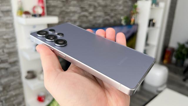 <b>Turul Magazinelor #1519: Preţ BREAKING NEWS la Galaxy S25 Ultra, sub 4900 lei, laptop cu 2 TB SSD sub 3000 lei!</b>Au început ploile de vară şi pe lângă ruperile neaşteptate de nori, avem şi picaje uriaşe de preţuri, mai ceva ca de Black Friday. Ei bine, azi în Turul Magazinelor am inclus un preţ excelent pentru Galaxy S25 Ultra, sub 4900 lei chiar. Am găsit şi