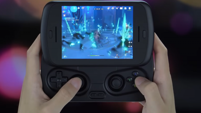 <b>Xperia Play, varianta 2025? ANBERNIC RG Slide readuce formatul glisant pe o micro-consolă</b>Fanii consolelor portabile cu design glisant, dar și pasionații de emulare retro, au motive serioase să se bucure de noul RG Slide de la ANBERNIC. E un dispozitiv care aduce aminte imediat de Sony Xperia Play sau PSP Go, cu acel mecanism 