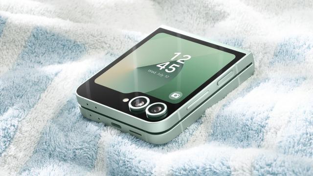 <b>Pliabilul Galaxy Z Flip7 FE pare a fi mai accesibil decât credeam; Sumele de comercializare ajung online</b>În vara acestui an, Samsung urmează să lanseze noi telefoane pliabile. Pe lângă Galaxy Z Flip7 și Z Fold7, ar urma să fie prezentat și un pliabil accesibil cu clapetă, cunoscut în online drept Z Flip7 FE sau Z Flip FE. Ei bine, în trecut au apărut
