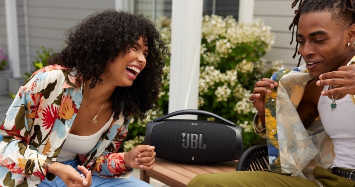RESIGILATUL ZILEI #65: JBL Boombox 3 Wi-Fi – sunet serios, oriunde te prinde seara; Gata de drum, distracție și muzică fără pauză