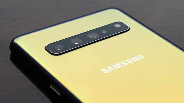 <b>Am aflat când se lansează Samsung Galaxy S11 (cel puțin la nivel de zvon)</b>Se vorbeşte despre intens despre Samsung Galaxy S11, între zvonurile despre camera sa cu lentila lichidă şi randările proaspăt apărute azi de la Phone Arena. Mai nou avem şi o presupusă dată de lansare pentru flagshipul Samsung 