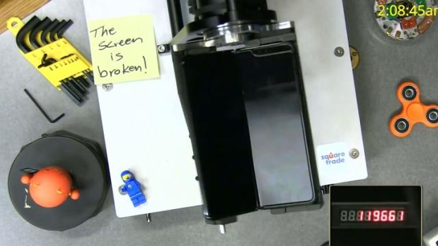 <b>Samsung Galaxy Fold face twerking în faţa camerei: îndoit de 100.000 de ori şi tot rezistă... oarecum (Video)</b>Samsung Galaxy Fold se vinde deja în SUA şi Coreea de Sud şi am văzut şi o primă persoană ce a avut o problemă cu o bulă pe ecranul terminalului. Între timp un vajnic redactor de la CNET a pus terminalul la un test de rezistenţă