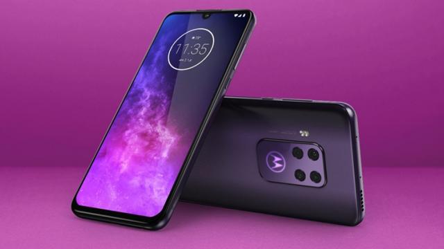 <b>Preț și disponibilitate Motorola One Zoom în România</b>La o lună distanță de la prezentarea din cadrul IFA 2019 iată că smartphone-ul Motorola One Zoom ajunge la vânzare și pe plan local, acesta fiind primul telefon Moto echipat cu un setup quad-camera în spate