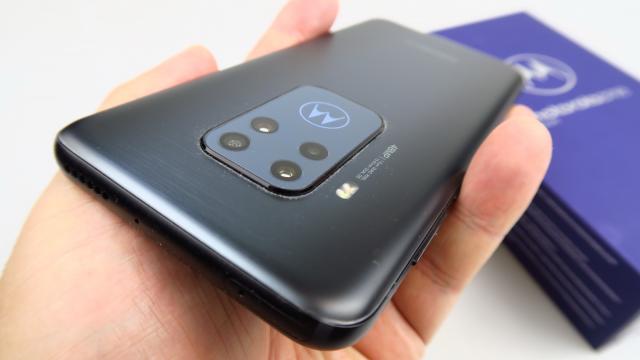 <b>Motorola One Zoom: Moto creşte miza, trece la 4 camere, zoom avansat (Video)</b>Majoritatea companiilor producătoare de telefoane au cam 3 serii principale de produse: entry level, midrange şi flagship. Motorola este o un business inedit din acest punct de vedere, pentru că au lăsat deoparte flagship-ul deocamdată şi cumva şi entry l