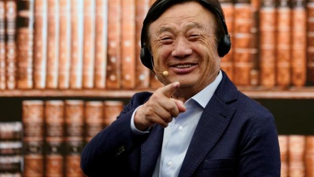 <b>Huawei crede că scapă de efectele interdicţiei SUA în 2-3 ani, conform lui Ren Zhengfei, fondatorul companiei</b>În ultima săptămână au venit numai veşti bune pentru China de la Donald Trump. Întâi s-a declarat deschis ca unele firme americane să vândă produse spre Huawei, apoi a amânat majorările de tarife pentru bunurile importate din China. Aflăm de la Huawei..