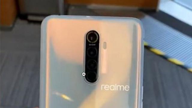 <b>Mult aşteptatul Realme X2 Pro apare într-un clip hands-on, cu un spate foarte lucios (Video)</b>Săptămâna ce urmează să înceapă va include o sumedenie de lansări interesante, în frunte cu cea a lui Pixel 4 pe 15 octombrie. Tot pe 15 octombrie vine şi Realme X2 Pro, care ar trebui să fie cel mai ieftin flagship cu procesor Snapdragon 855+. 
