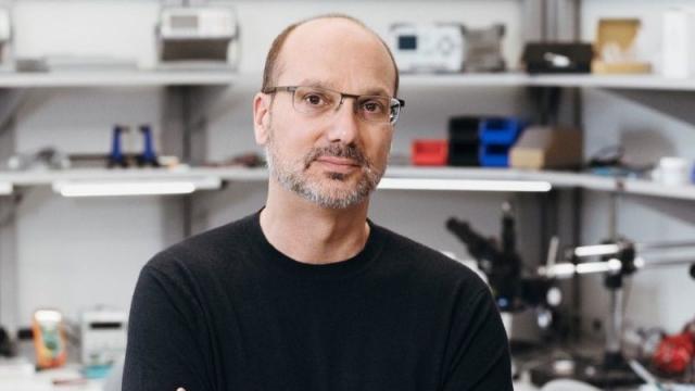 <b>De ce nu mai cred în Andy Rubin şi Essential Phone-urile sale sau Project Gem</b>Zilele trecute am văzut cum Andy Rubin şi eternul sau startup Essential a dezvăluit cel mai ciudat telefon al anului. Poate chiar mai ciudat decât Xiaomi Mi Mix Alpha... E vorba despre Essential Project Gem, despre care tocmai am aflat detalii în plus.