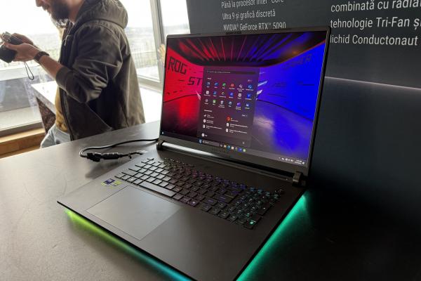 ASUS ROG Strix Scar 18 - Fotografii produs