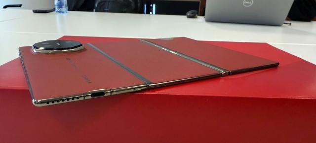 Huawei Mate XT depășește pragul de 400.000 de unități vândute – pliabilul tri-fold își consolidează poziția