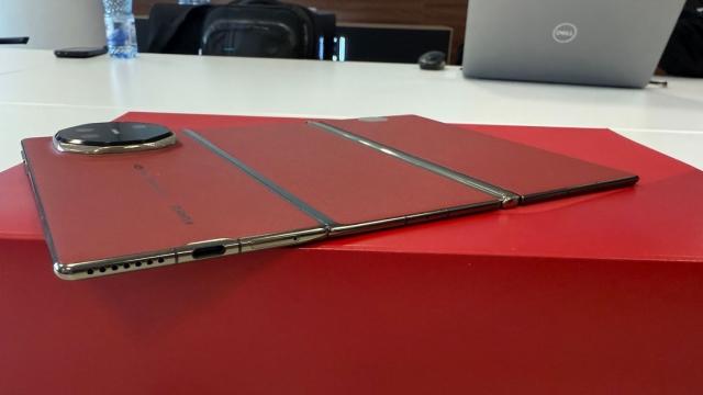 <b>Huawei Mate XT depășește pragul de 400.000 de unități vândute – pliabilul tri-fold își consolidează poziția</b>Huawei continuă să impresioneze pe piața premium a smartphone-urilor pliabile. Potrivit unei postări recente pe Weibo a bloggerului tech cunoscut sub numele de „Smart Chip Consultant”, modelul Mate XT – primul telefon tri-fold din lume – a depășit