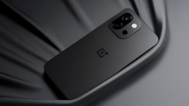 <b>OnePlus 13T apare într-un spot promoţional, fotografii noi şi surprinde prin design</b>OnePlus 13T pentru debut în China la final de aprilie 2025 şi până atunci înregistrează o scăpare importantă astăzi. AVem de-a face cu un telefon compact şi subţire, dar în ciuda acestui fapt dotat cu o baterie foarte mare şi procesor Qualcomm Snapdragon 