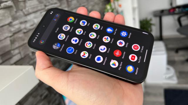 <b>Google Pixel 9a: OS, UI, aplicaţii cu un Gemini Live acum mai interactiv</b>Pixel 9a rulează Android 15 din fabrică, iar asta înseamnă două lucruri importante: experiență curată, tipică pentru Pixel, și actualizări software de top, la același nivel cu modelele flagship din serie. Chiar dacă e un telefon