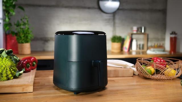 <b>RESIGILATUL ZILEI #34: Friteuza cu aer cald Tefal Easy Fry Max – Performanță, ergonomie și funcționalitate într-un singur aparat</b>Episodul 35 din seria „RESIGILATUL ZILEI” aduce în prim-plan un ajutor de nădejde în bucătărie – perfect după răsfățul de Paște, când simțim nevoia să revenim la gătit sănătos, rapid și fără bătăi de cap.
Astăzi vorbim despre friteuza cu aer cald Tefal 