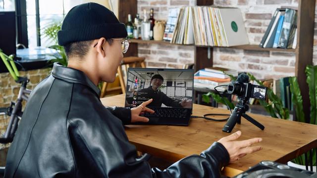 <b>Resigilatul zilei #35: Camera Sony ZV-1 II aduce 4K, autofocus rapid și microfon inteligent; O opțiune accesibilă pentru vlogging și content creativ</b>Episodul 35 din seria „RESIGILATUL ZILEI” aduce în prim-plan un aliat de nădejde pentru creatorii de conținut – perfect dacă îți dorești să-ți duci vlogurile, proiectele video sau stream-urile la următorul nivel, fără să-ți golești complet buzunarul. 