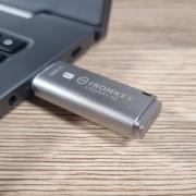 Prezentare Kingston IronKey Locker+ 50: Stick-ul USB de mici dimensiuni ce oferă criptare hardware fără compromisuri