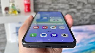 Samsung Galaxy A36: Display mult mai luminos decât pe A35, 120Hz și cu margini mai bine ascunse pe varianta Black
