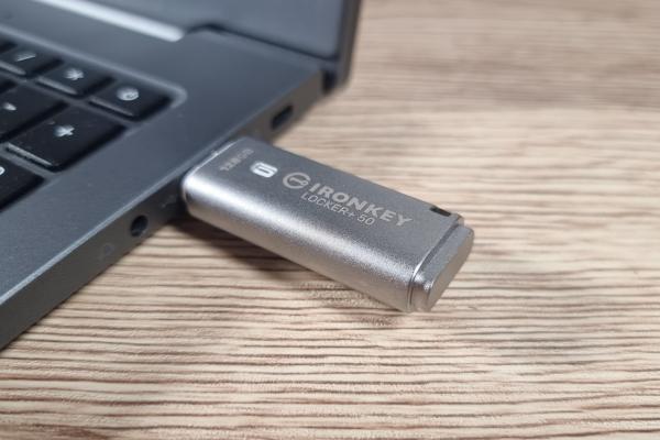 Prezentare Kingston IronKey Locker+ 50: Stick-ul USB de mici dimensiuni ce oferă criptare hardware fără compromisuri