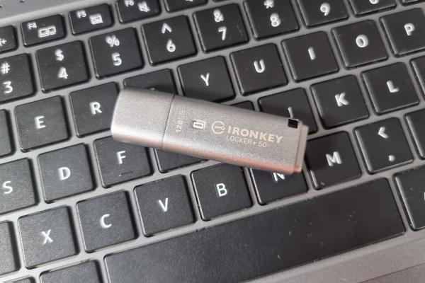 Kingston IronKey Locker+ 50 - Galerie foto Mobilissimo.ro