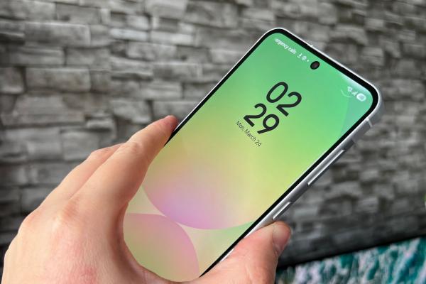 Samsung Galaxy A56: Display un pic mai mare, la fel de luminos și cu margini o idee mai mici decât la predecesor