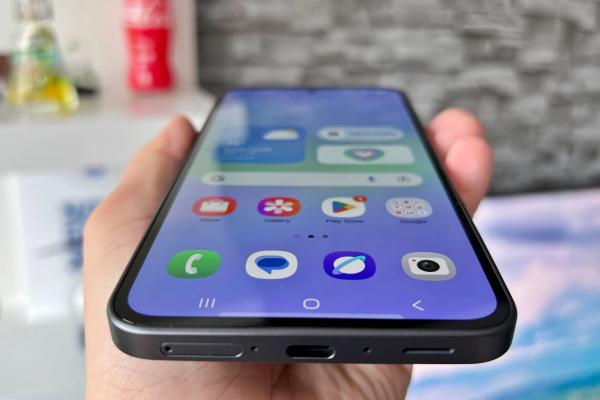 Samsung Galaxy A36: Display mult mai luminos decât pe A35, 120Hz și cu margini mai bine ascunse pe varianta Black