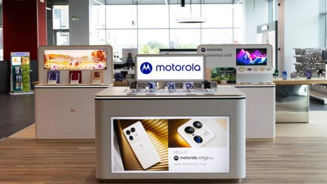 <b>Motorola crește în România; 1 din 10 telefoane vândute este al brandului american</b>Motorola își consolidează prezența pe piața locală de telefoane mobile, în ciuda unui context general de scădere a vânzărilor în industrie. Potrivit datelor GfK – an NIQ company, producătorul a încheiat anul 2024 cu o cotă de piață de 10,7%..