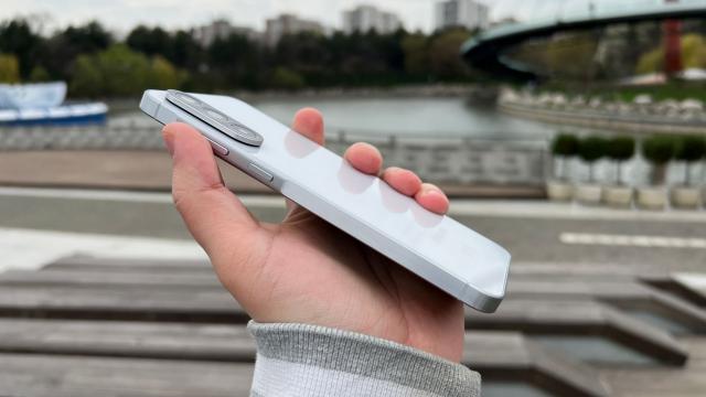 <b>Samsung Galaxy A56: Design cu feeling premium, nou modul foto și raport corp-ecran îmbunătățit</b>După câțiva ani fără schimbări vizuale prea mari pentru seria Galaxy A, iată că în 2025 avem parte de noutăți. Îl avem în față pe Samsung Galaxy A56 care se diferențiază față de predecesori prin prisma modului foto din spate