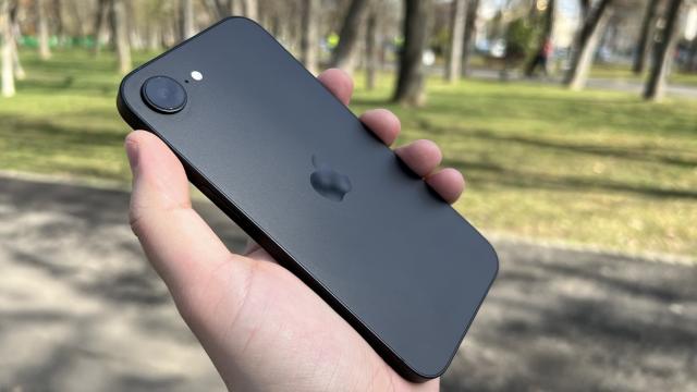 <b>Apple iPhone 16e: Design din 2 lumi diferite, măcar e foarte uşor</b>iPhone 16e arată ca un hibrid între un iPhone 13 sau 14 şi un iPhone SE 2022. E drept şi-a pierdut el butonul Home şi a crescut diagonală, dar camera singulară din spate e clar tribut pentru SE-uri. Partea cea mai bună e că e uşor de utilizat cu