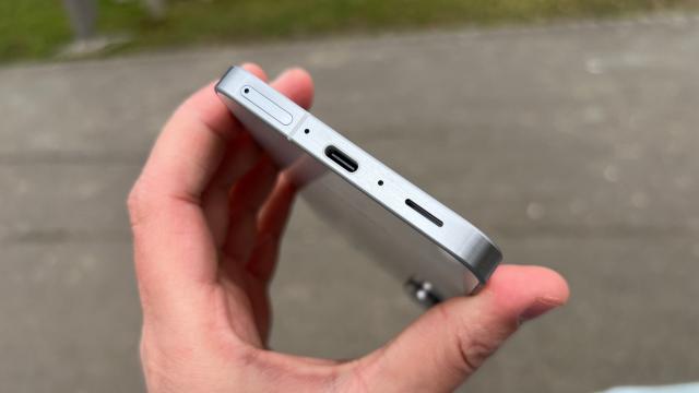 <b>Samsung Galaxy A56: Acustică stereo surprinzătoare, cu earpiece mai potent</b>Ca multe alte telefoane de pe piață și Samsung Galaxy A56 adoptă un sistem hibrid de difuzoare stereo. Știți deja rețeta, difuzor la bază plus earpiece care se transformă în difuzor secundar la redarea de muzică. Aceste sisteme nu prea 
