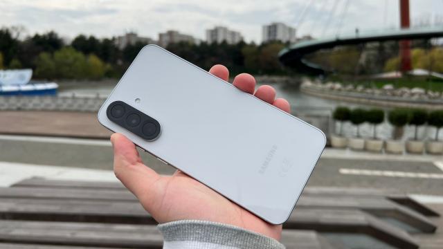 <b>Samsung Galaxy A56: Cum stă la capitolul performanță Exynos 1580? Aproape la nivel de Snapdragon 8 Gen1</b>Curioși ce poate noul procesor Exynos 1580 de la bordul lui Samsung Galaxy A56? Vom afla împreună din rândurile de mai jos, iar dacă nu ai aflat până acum, telefonul vine local doar în configurația cu 8 GB RAM
