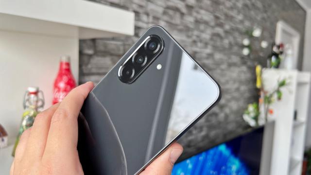<b>Samsung Galaxy A36: Design cu accent pe manevrabilitate, feeling premium, cu o mică actualizare la nivel de aspect pentru modulul foto</b>La capitolul design se observă ceva nou la Samsung Galaxy A36, asta atunci când îl privești din spate, pentru că aici descoperim un modul nou de cameră, nu pentru hardware-ul în sine ci pentru look-ul adoptat, cele 3 camere