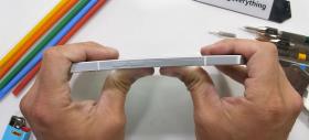 Nothing Phone (1) este îndoit, disecat, supus la teste de rezistenţă; Nota 3 pentru uşurinţa de reparare!