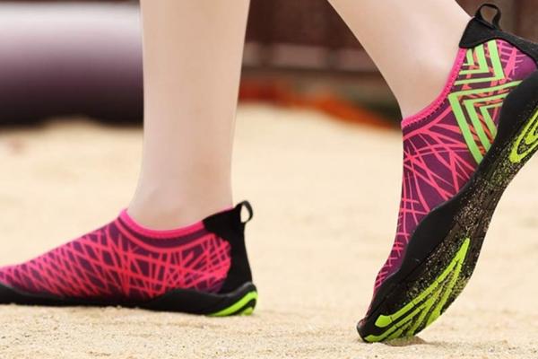 E LUNI e AMAZON: Azi vă recomandăm colorații pantofi de apă de la IceUnicorn, unisex, numai buni de luat în vacanță la mare