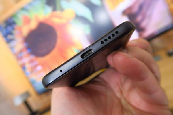 POCO M4 Pro 4G: Acustică stereo, dar speakerul de jos duce tot greul