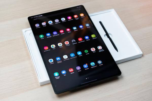 Samsung Galaxy Tab S8 Ultra 5G: Baterie uriaşă secătuită de ecranul mare, 5G, CPU