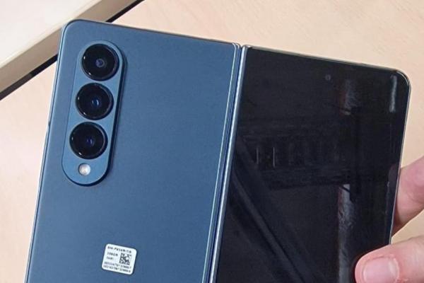 Samsung Galaxy Z Fold 4 şi Galaxy Z Flip 4 apar în fotografii hands on înainte de evenimentul Unpacked + listare Amazon Olanda