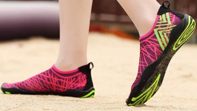 <b>E LUNI e AMAZON: Azi vă recomandăm colorații pantofi de apă de la IceUnicorn, unisex, numai buni de luat în vacanță la mare</b>Seria „E LUNI e AMAZON” revine astăzi, cu un nou articol dedicat verii și concediilor. Azi vorbim despre pantofii de apă de la IceUnicorn disponibili pe Amazon DE într-o varietate de mărimi și culori. Au o mulțime de recenzii pozitive, sunt ușori