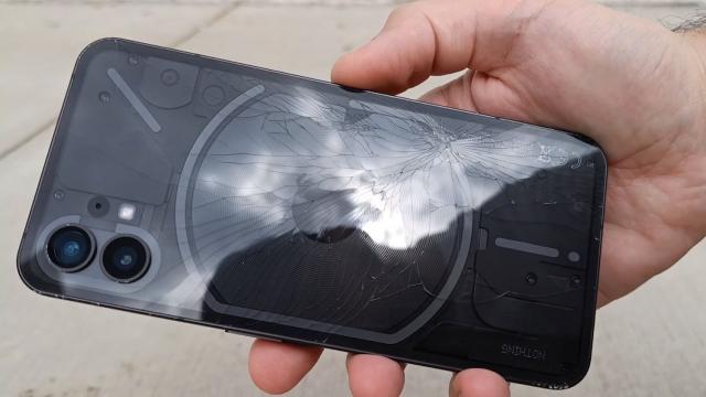 <b>Nothing Phone (1) primeşte un drop test; Cum rezistă corpul său la impact? (Video)</b>Nothing Phone (1) a început să fie disponibil pentru ţările europene, inclusiv România de pe 27 iulie şi în afară de un update important şi ceva probleme cu ecranul şi condensul nu am mai auzit nimic despre el. Azi revine în feed-urile de ştiri mulţumită