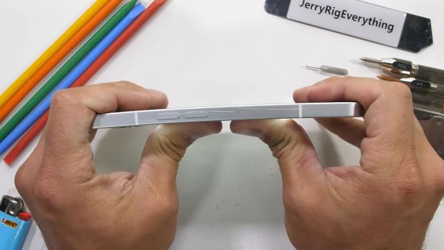 <b>Nothing Phone (1) este îndoit, disecat, supus la teste de rezistenţă; Nota 3 pentru uşurinţa de reparare!</b>A venit şi rândul lui JerryRigEverything pentru a testa Nothing Phone (1), telefonul despre care toată lumea vorbeşte în acest moment. L-am văzut deja trecut prin teste de scăpare, iar acum îl vedem supus la zgârieturi şi îndoituri. Youtuberul
