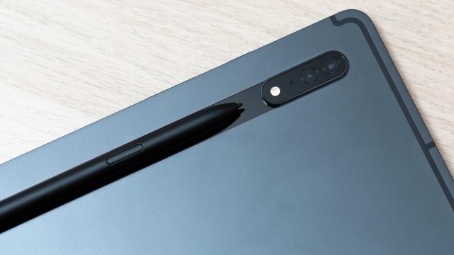 <b>Samsung Galaxy Tab S8 Ultra 5G: Camera selfie surprinde, livrează mai mult decât cea principală parcă</b>N-am uitat de camere, chiar dacă a face poze cu aceasta mini placă de surf e trolling maxim. Samsung Galaxy Tab S8 Ultra are două camere în faţă, una principală de 12 MP şi una ultrawide tot de 12 MP. Ele sunt integrate într-un breton destul de discret..