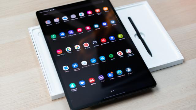 <b>Samsung Galaxy Tab S8 Ultra 5G: Baterie uriaşă secătuită de ecranul mare, 5G, CPU</b>Obişnuiţi să testăm baterii de 3000-4000-5000 mAh pe telefoane, a trebuit să ne frecăm la ochi când am văzut ce monstru avem aici. E drept că apare pe o tabletă de 14.6 inch, dar capacitatea de 11.200 mAh e cu siguranţă impresionantă. E o baterie Li-Po..