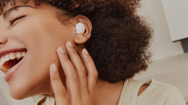 <b>Samsung prezintă căştile Galaxy Buds2 Pro: acustică 24 bit, 29 ore autonomie, ANC cu 3 microfoane</b>Samsung a prezentat astăzi în sfârşit mult aşteptatele telefoane pliabile Galaxy Z Fold 4 şi Galaxy Z Flip 4, iar în afară de ele au sosit şi ceasurile Galaxy Watch 5, Watch 5 Pro, dar şi căştile Galaxy Buds2 Pro. Despre aceste căşti aflaţi
