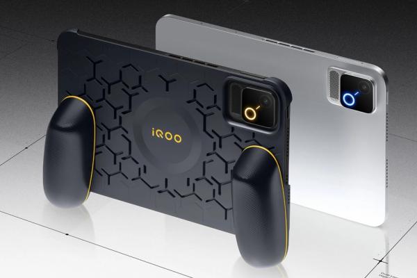 iQOO Pad Ultra apare în fotografii reale: tabletă de gaming de 8,8 inch, cu ventilator integrat și accesorii care o transformă într-o consolă portabilă