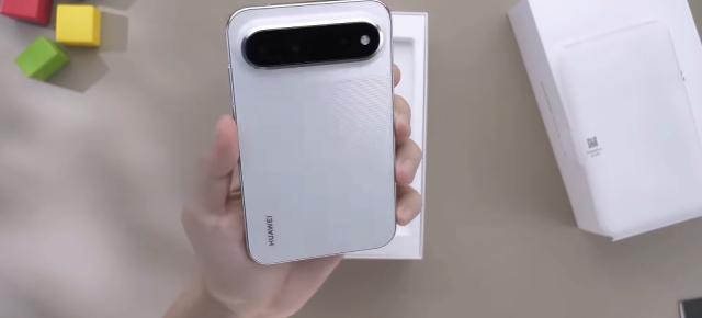 Huawei Pura X View trece de 280.000 de activări în 5 zile; Telefonul lat începe să arate ca o strategie